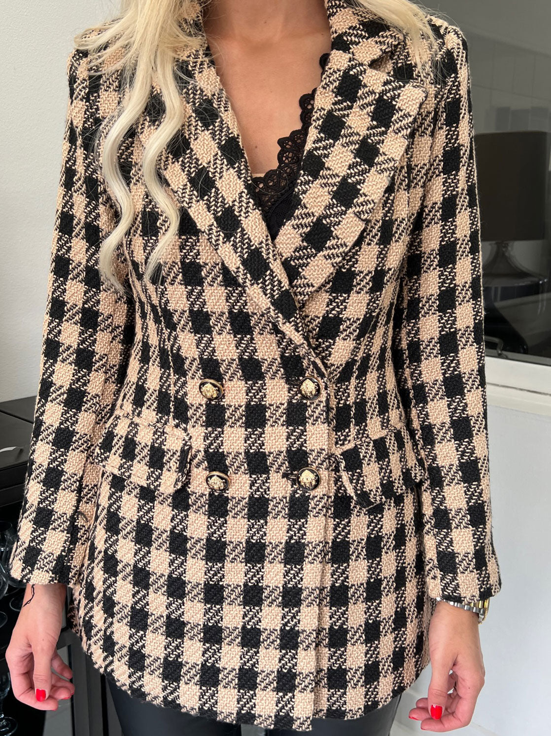 Magnolia - Camelfarvet og sort ternet blazerjakke